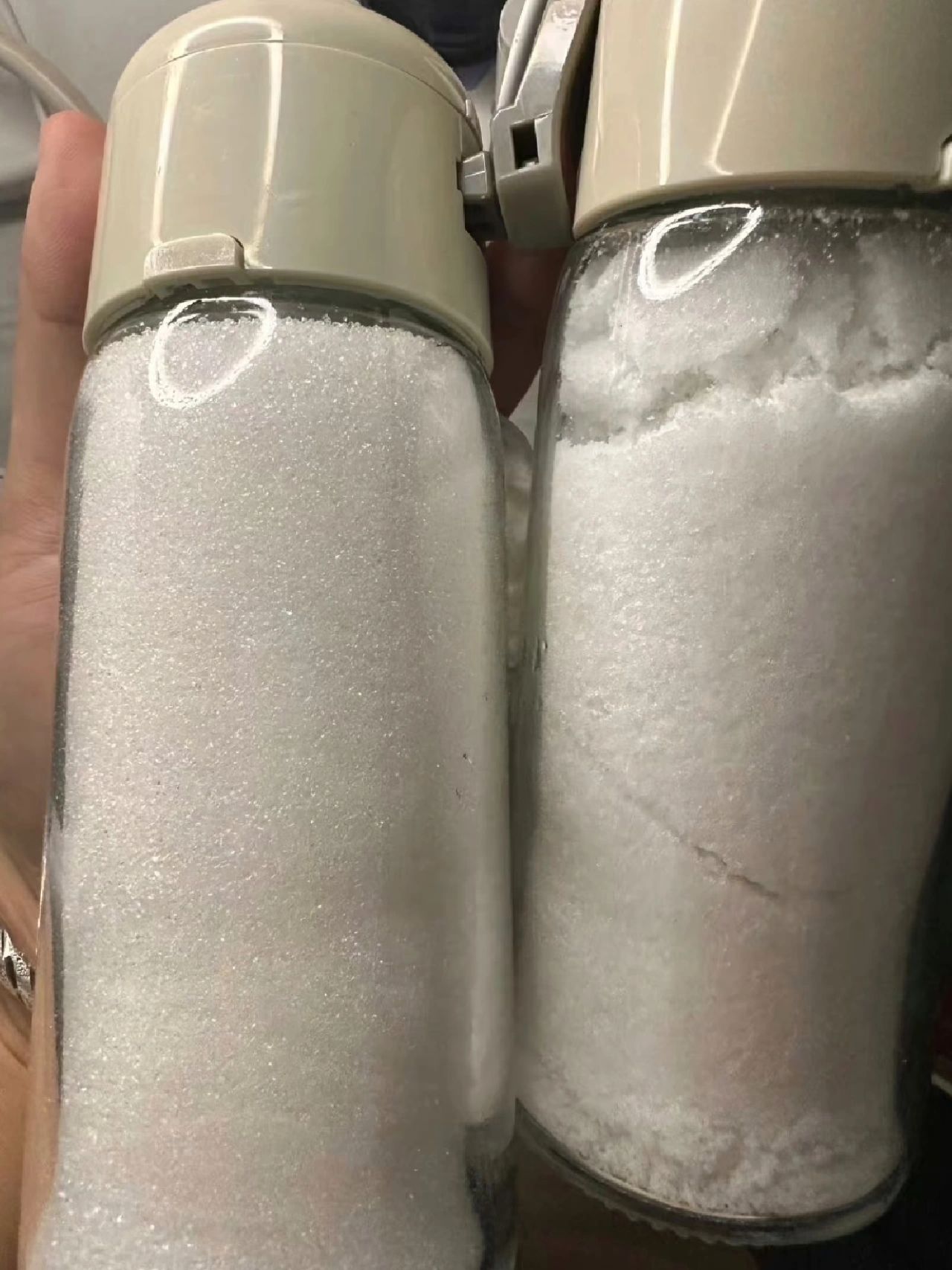 都是白色的！2罐透明調味罐「哪邊是鹽、哪邊是糖」　一票網友被考倒「正確解答曝光了」