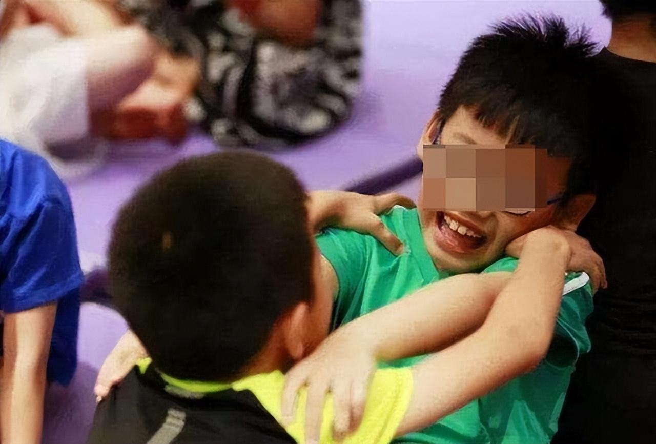 夫妻外出工作把孩子給公婆帶！回家聽見兒子大罵：「老東西，你吵到我看電視了！」下秒媽媽衝上前