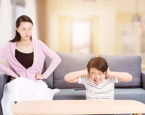 夫妻外出工作把孩子給公婆帶！回家聽見兒子大罵：「老東西，你吵到我看電視了！」下秒媽媽衝上前