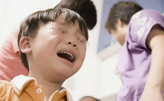夫妻外出工作把孩子給公婆帶！回家聽見兒子大罵：「老東西，你吵到我看電視了！」下秒媽媽衝上前