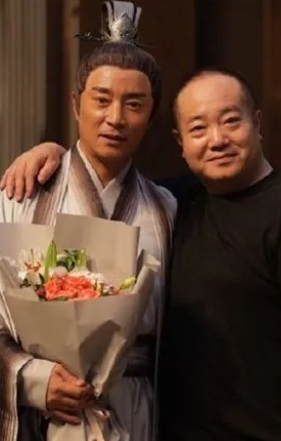 曾合作過林心如！51歲資深大咖驚傳「心肌梗塞驟逝」震驚演藝圈　親友淚曝：「搶救後仍回天乏術」