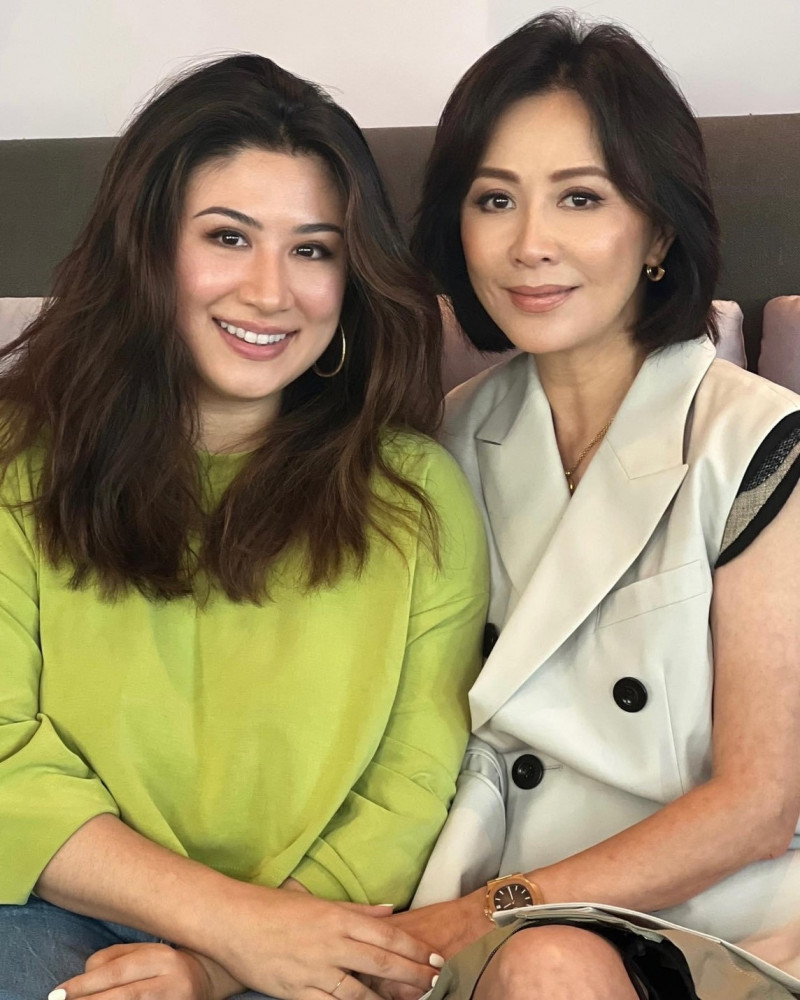 守寡40年！甄妮不再婚「和36歲獨生女相依」大眼神複製　「愛女身世仍成謎」坦承不敢問媽媽