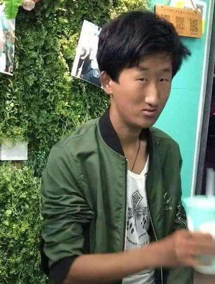 五官長超擠！他靠「超小眼睛」爆紅　下定決心「去動雙眼皮手術」成果網看呆：有差嗎