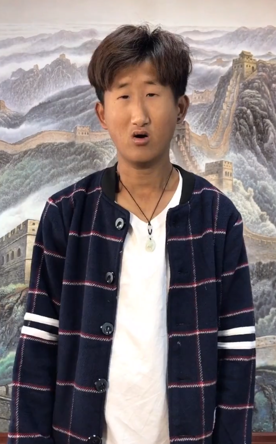 五官長超擠！他靠「超小眼睛」爆紅　下定決心「去動雙眼皮手術」成果網看呆：有差嗎