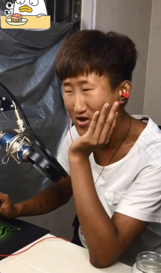 五官長超擠！他靠「超小眼睛」爆紅　下定決心「去動雙眼皮手術」成果網看呆：有差嗎