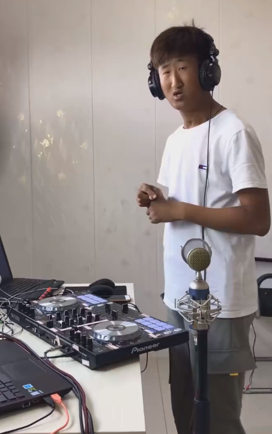 五官長超擠！他靠「超小眼睛」爆紅　下定決心「去動雙眼皮手術」成果網看呆：有差嗎