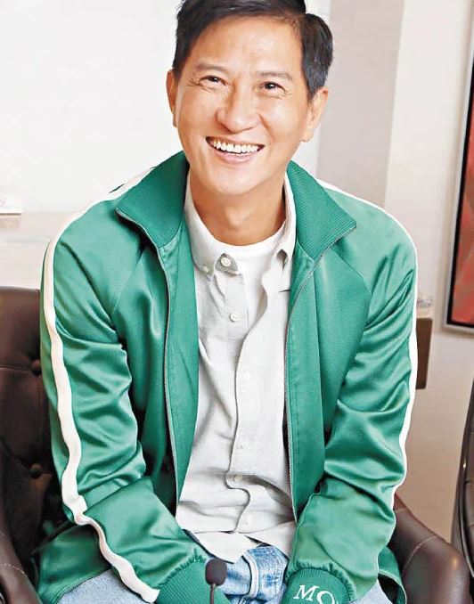 逛街驚見影帝！「滿頭白髮背帆布袋」激似路邊阿伯　親切合影「偷偷交代一句」網友全讚翻