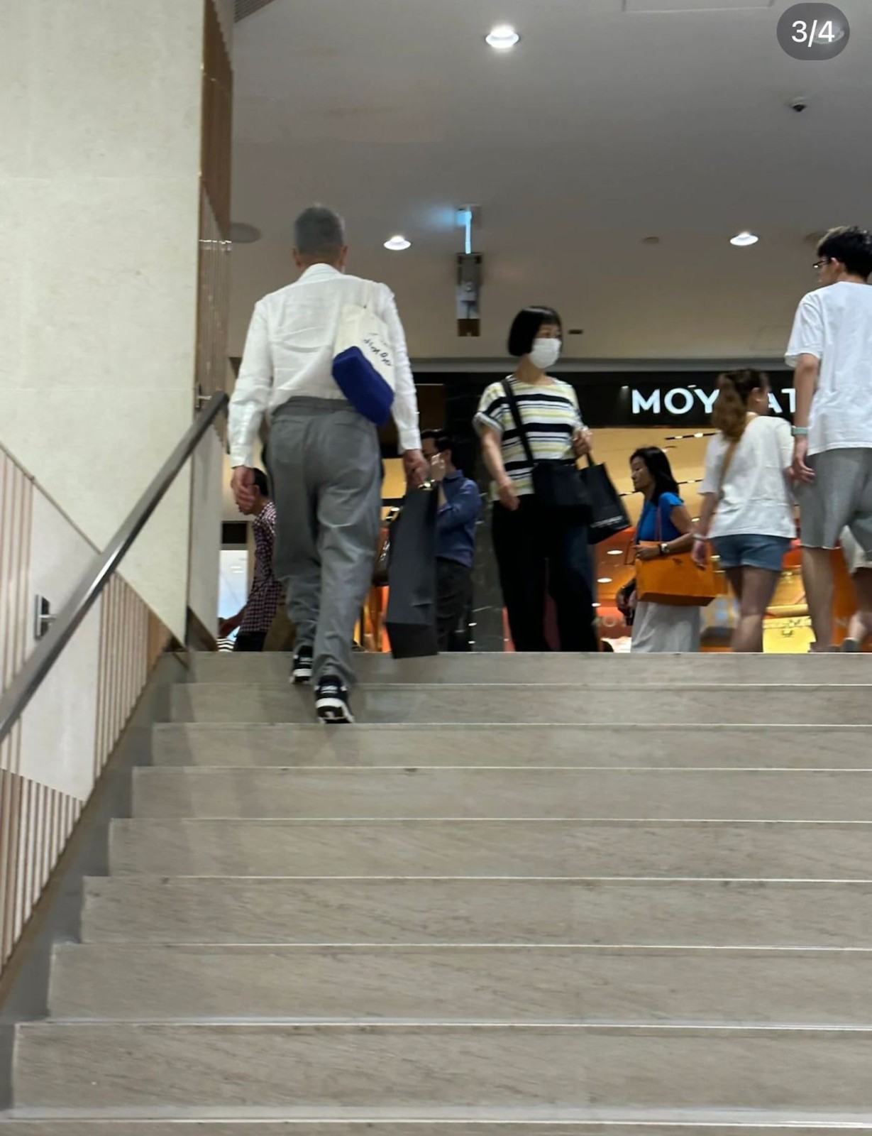 逛街驚見影帝！「滿頭白髮背帆布袋」激似路邊阿伯　親切合影「偷偷交代一句」網友全讚翻