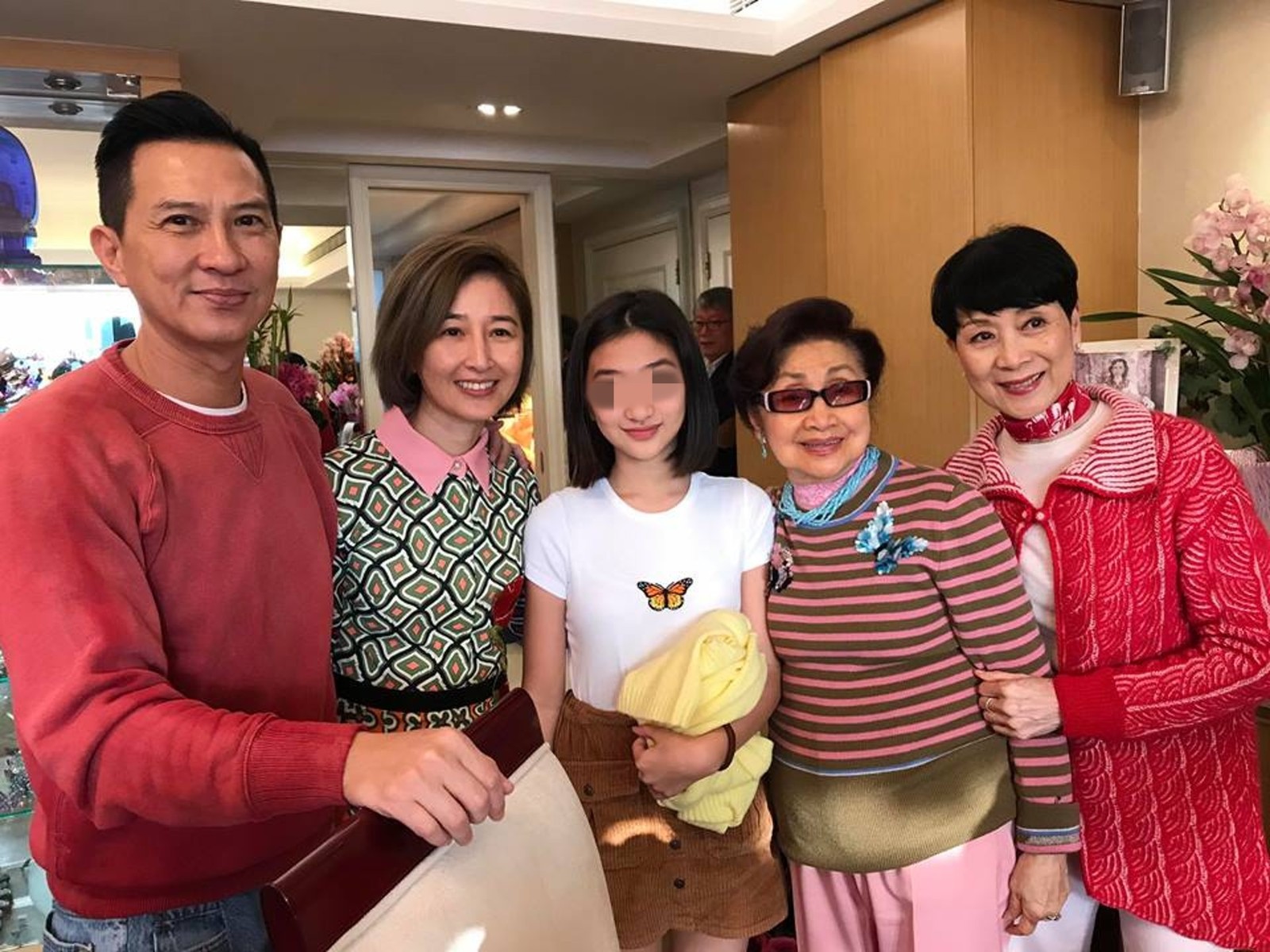 逛街驚見影帝！「滿頭白髮背帆布袋」激似路邊阿伯　親切合影「偷偷交代一句」網友全讚翻