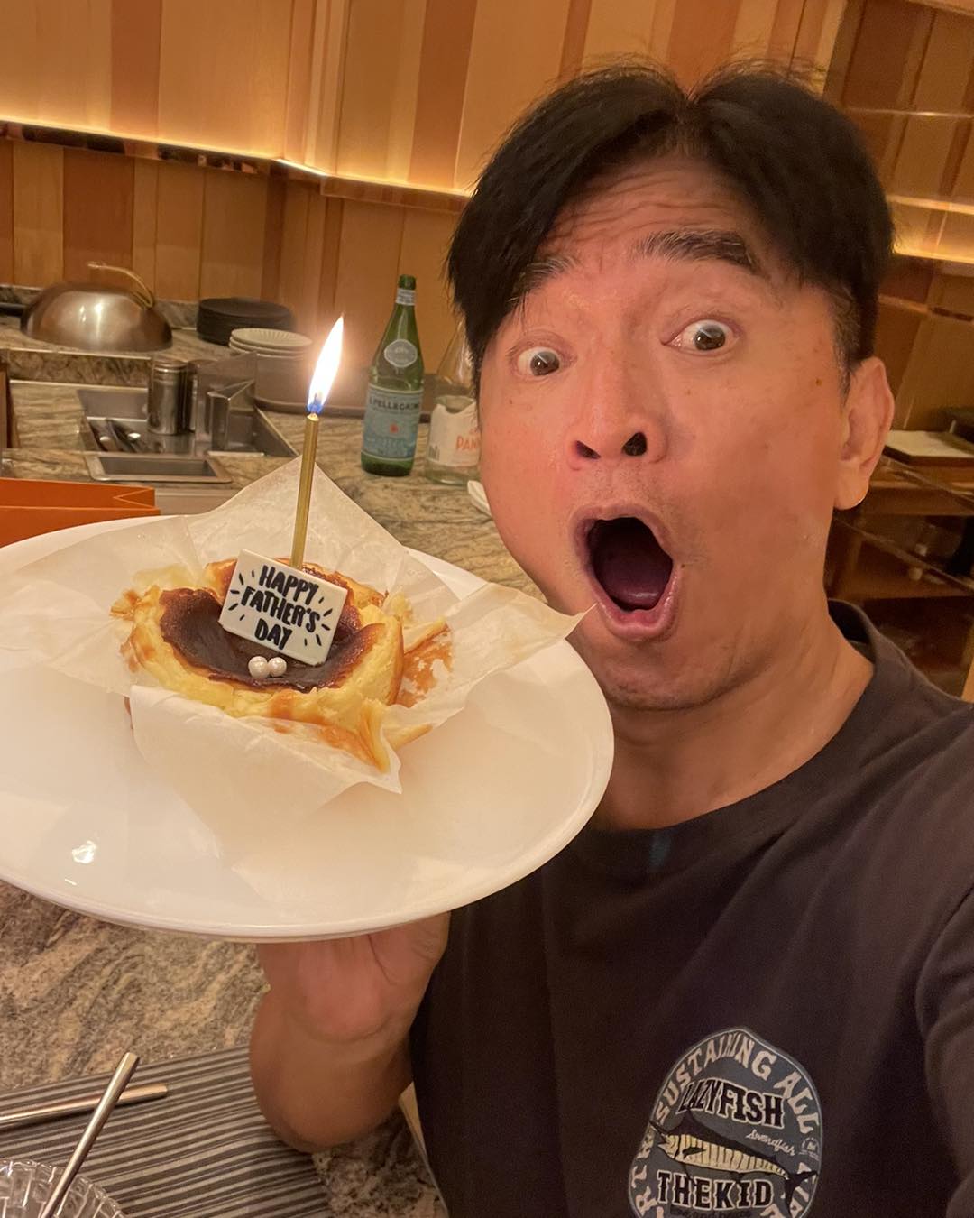 接連當外公！吳宗憲曬「左擁右抱照片」好滿足　提前慶祝父親節「罕同框2帥女婿」高顏值驚豔全網