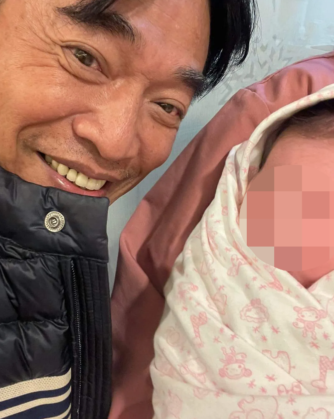 接連當外公！吳宗憲曬「左擁右抱照片」好滿足　提前慶祝父親節「罕同框2帥女婿」高顏值驚豔全網