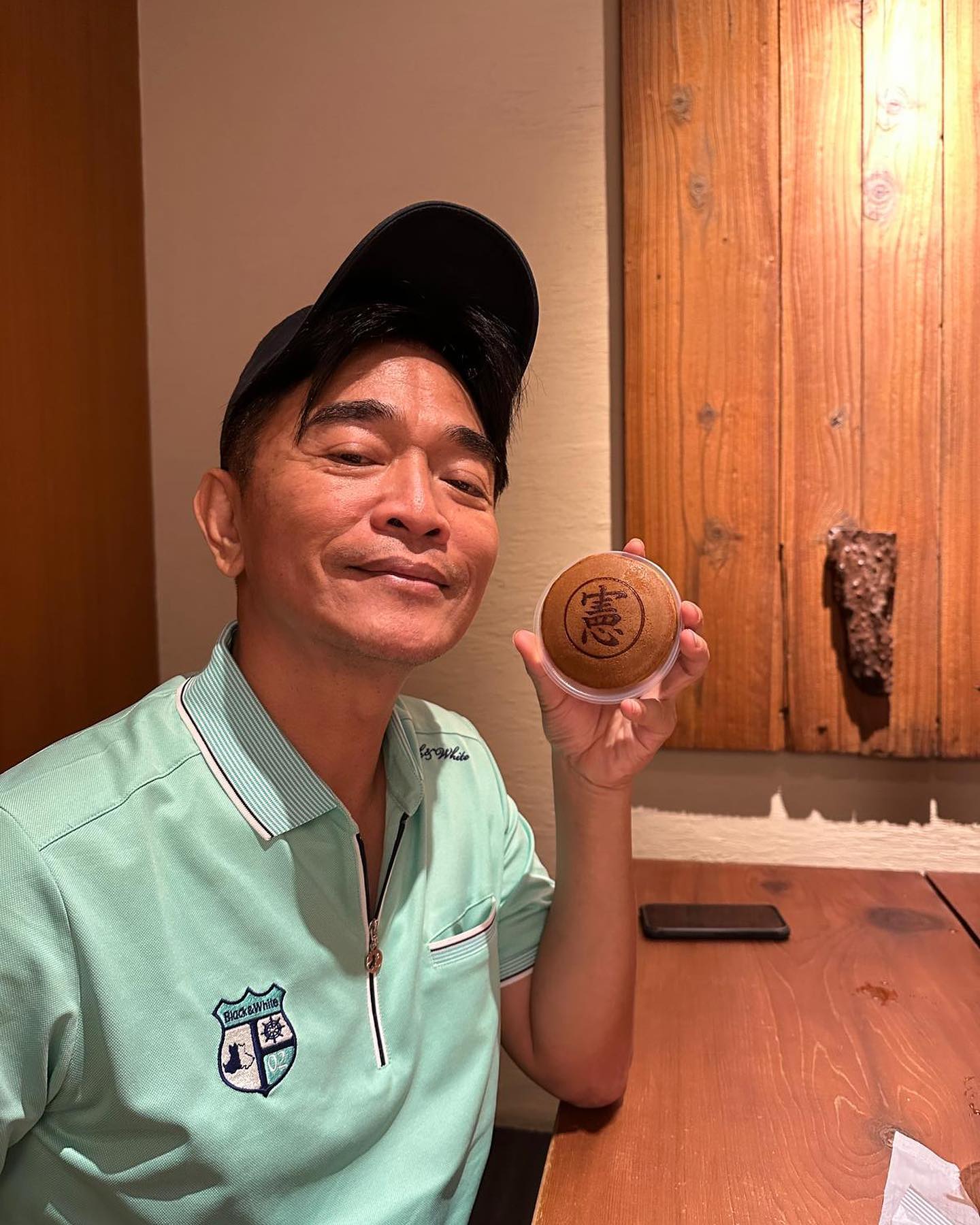 接連當外公！吳宗憲曬「左擁右抱照片」好滿足　提前慶祝父親節「罕同框2帥女婿」高顏值驚豔全網