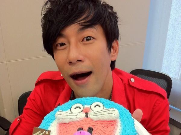 罹怪病神隱10年！男星爆坐輪椅「助理昔曝和病魔對抗」　迎48歲生日「好友1句話引淚崩」
