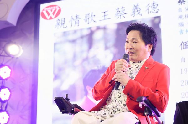 剛取得碩士學位！57歲歌王遭醫宣判「四肢將萎縮」 　仍樂觀復健「計畫要開演唱會」活出燦爛人生