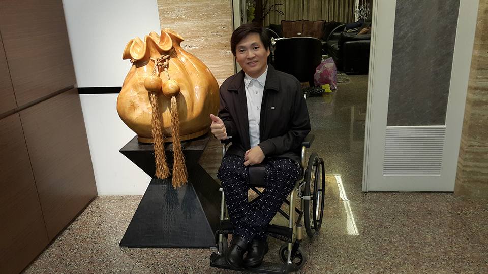 剛取得碩士學位！57歲歌王遭醫宣判「四肢將萎縮」 　仍樂觀復健「計畫要開演唱會」活出燦爛人生