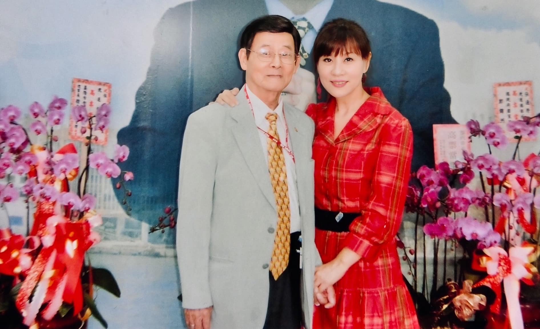 今父親節！台語歌后曬照「爸爸是虎爺代言人」1舉動助她走紅歌壇　「生前默默身教」三姊弟授用一生