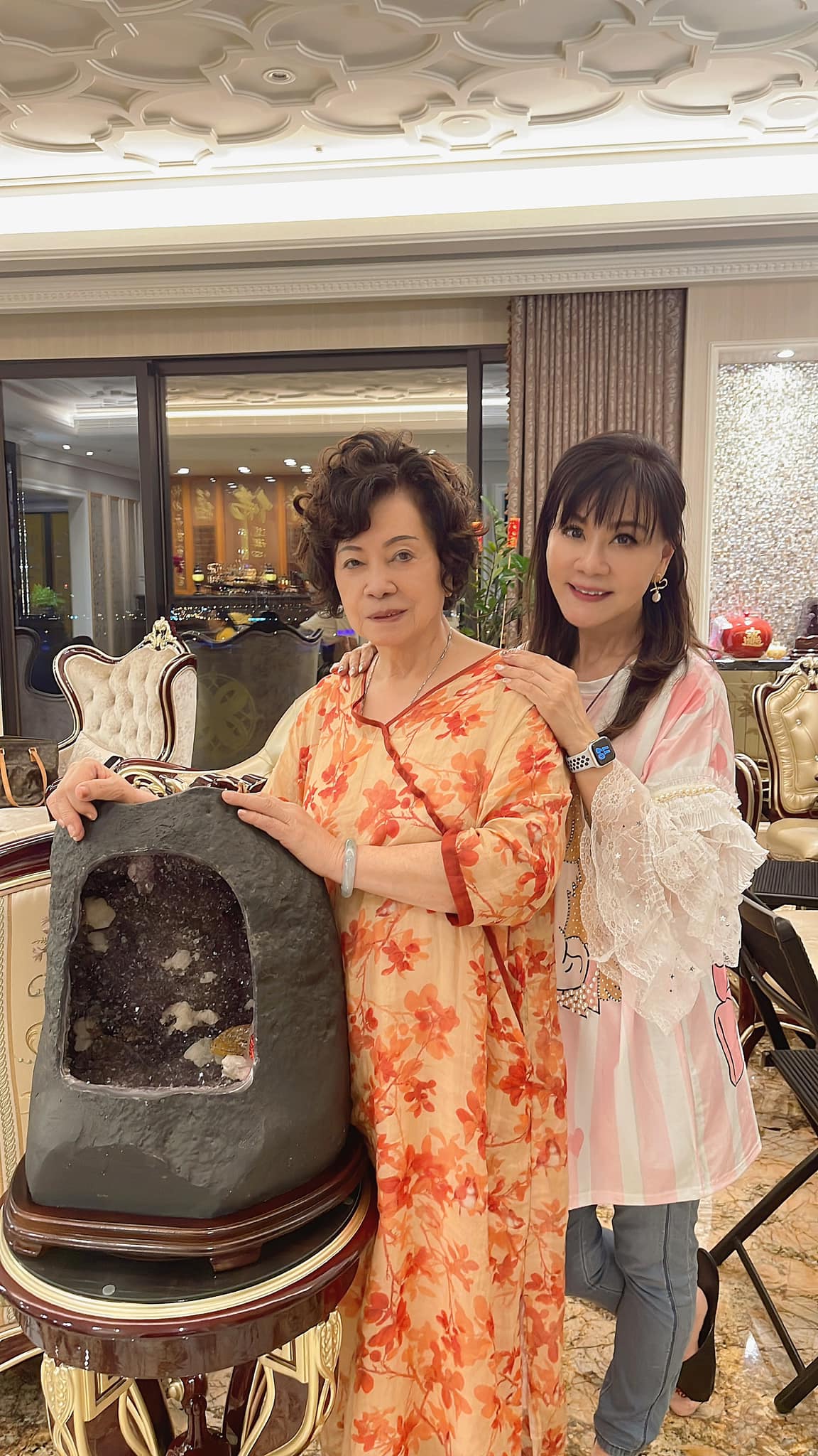 今父親節！台語歌后曬照「爸爸是虎爺代言人」1舉動助她走紅歌壇　「生前默默身教」三姊弟授用一生