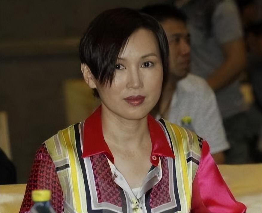 曾是「電視台一姐」！卻被渣男老公騙光家產　如今63歲落寞街頭：一代女神隕落