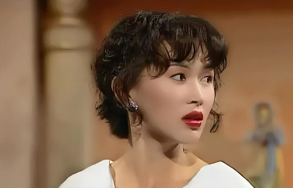 被電視台力捧！當紅花旦被前夫「掏光1億家產」苦等28年　眾叛親離「61歲街頭被捕捉」