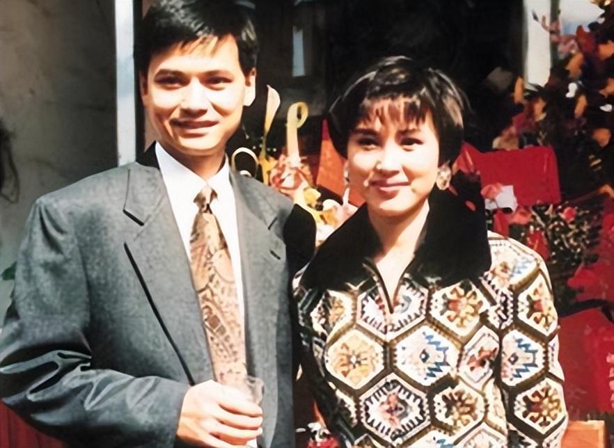 被電視台力捧！當紅花旦被前夫「掏光1億家產」苦等28年　眾叛親離「61歲街頭被捕捉」