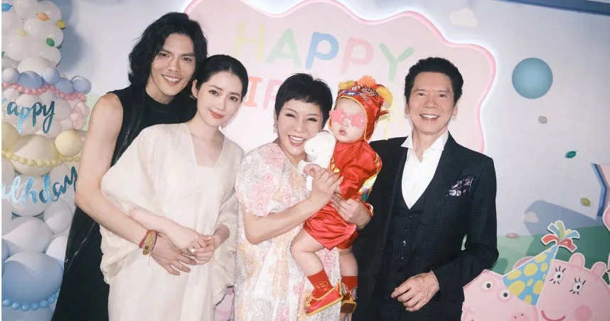 嫁百億豪門4年！女星一家四口「低調赴迪士尼玩樂」　出門不鋪張「手上1物」網愣：好節儉