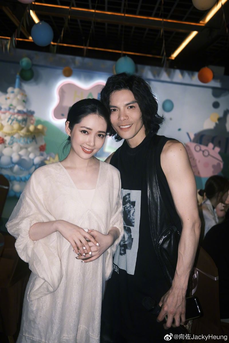 嫁百億豪門4年！女星一家四口「低調赴迪士尼玩樂」　出門不鋪張「手上1物」網愣：好節儉