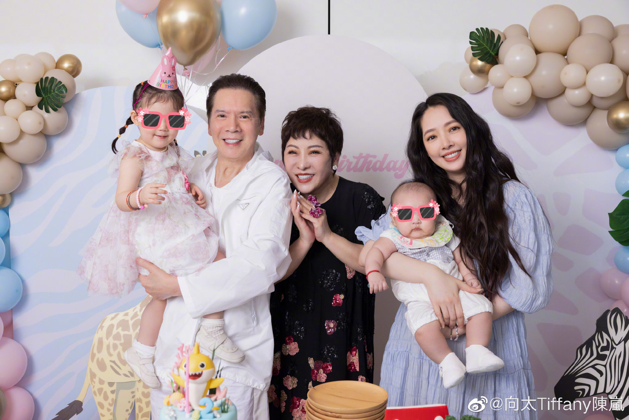 嫁百億豪門4年！女星一家四口「低調赴迪士尼玩樂」　出門不鋪張「手上1物」網愣：好節儉