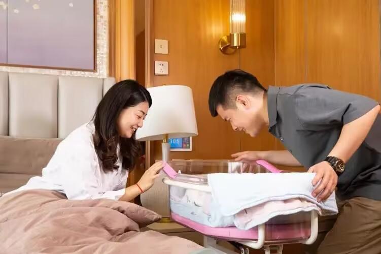 丈夫帶婆家4人旅遊！獨留妻子「在家坐月子」　住酒店看到「提款卡餘額」立刻趕回家：原來是她的計謀