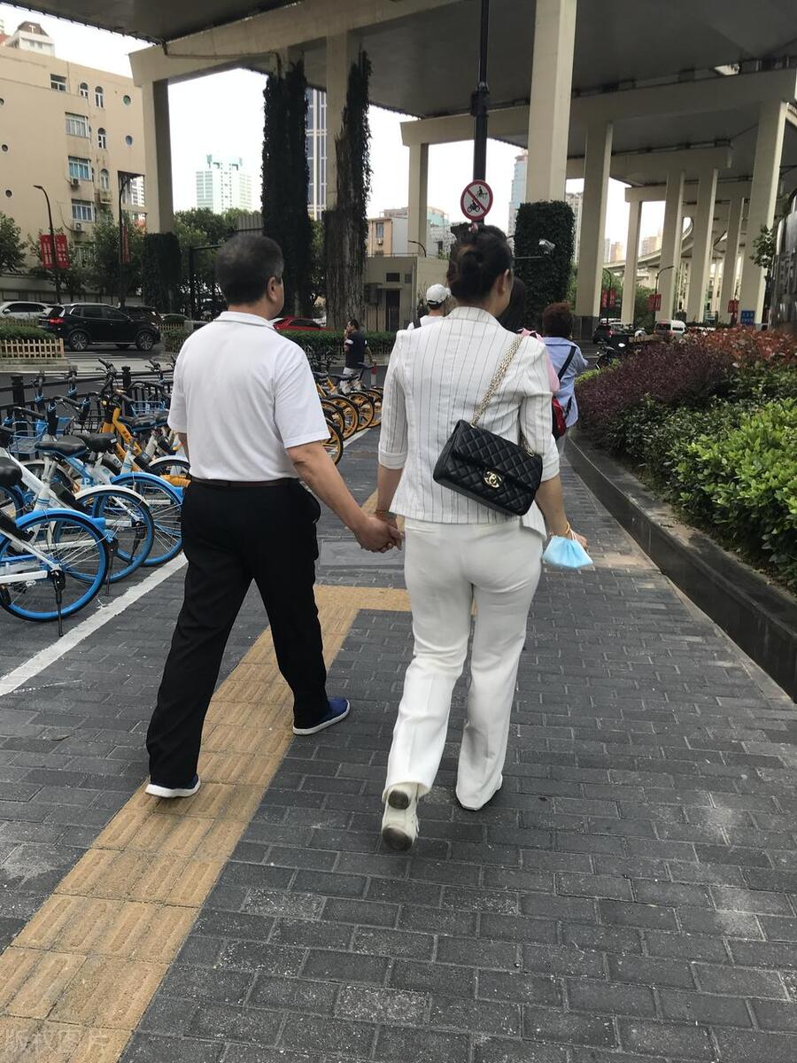 再婚娶小13歲妻子！婚後把「提款卡上交給她管」很少過問　15年後「退休一查賬」讓我大吃一驚