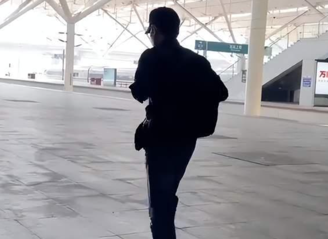 巨星在身邊！61歲影帝「獨坐高鐵回家」沒人認出　事後熱情合照「毫無明星架子」網讚：難怪紅了40年～