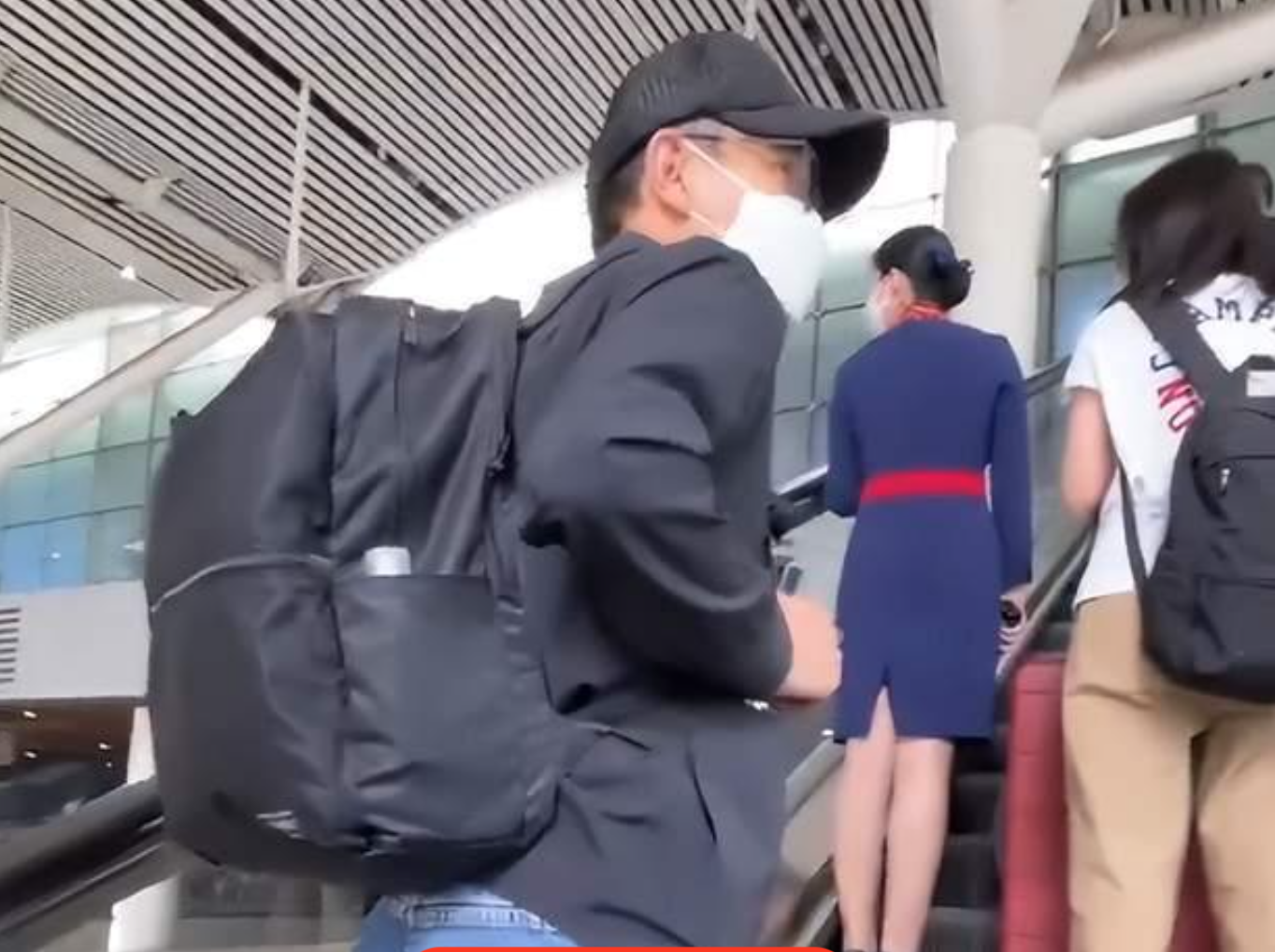 巨星在身邊！61歲影帝「獨坐高鐵回家」沒人認出　事後熱情合照「毫無明星架子」網讚：難怪紅了40年～