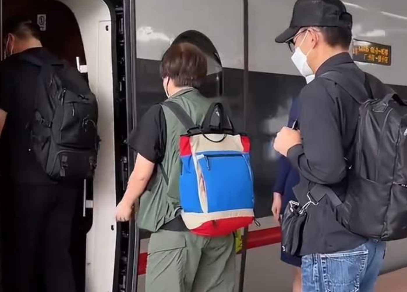 巨星在身邊！61歲影帝「獨坐高鐵回家」沒人認出　事後熱情合照「毫無明星架子」網讚：難怪紅了40年～