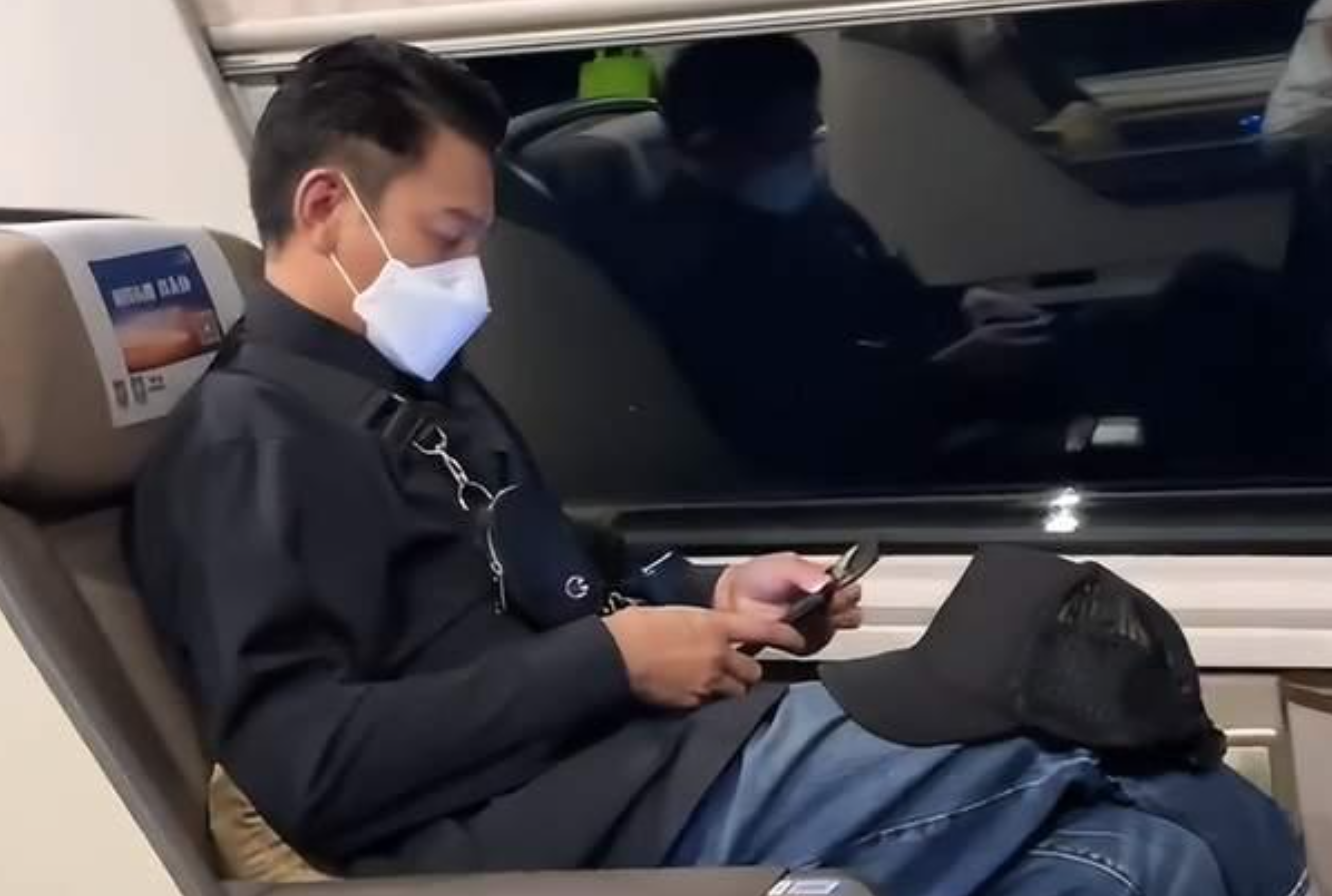 巨星在身邊！61歲影帝「獨坐高鐵回家」沒人認出　事後熱情合照「毫無明星架子」網讚：難怪紅了40年～