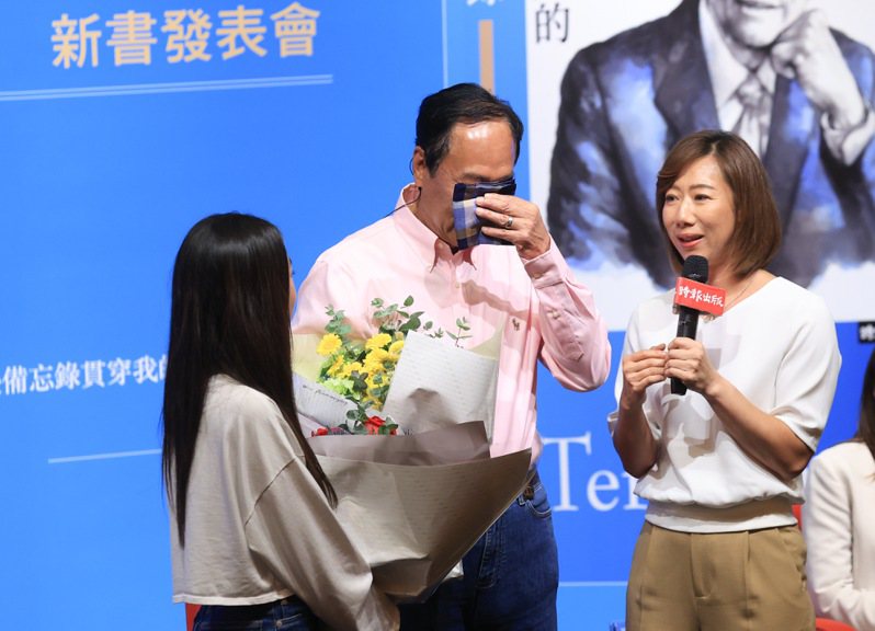 結婚15周年！郭台銘證實「一見鍾情曾馨瑩」目光移不開　「牽線人超大咖」親自見證佳緣