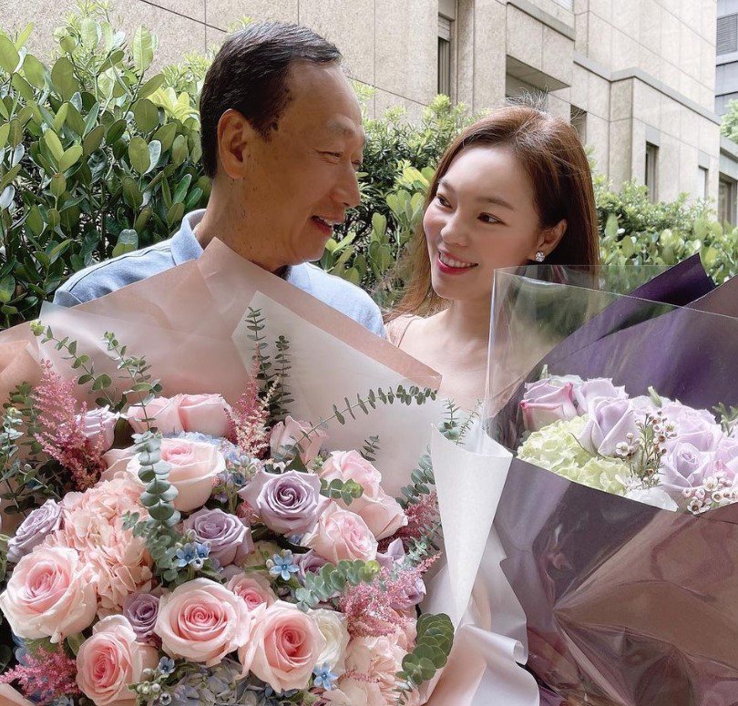 結婚15周年！郭台銘證實「一見鍾情曾馨瑩」目光移不開　「牽線人超大咖」親自見證佳緣