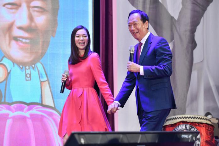 結婚15周年！郭台銘證實「一見鍾情曾馨瑩」目光移不開　「牽線人超大咖」親自見證佳緣