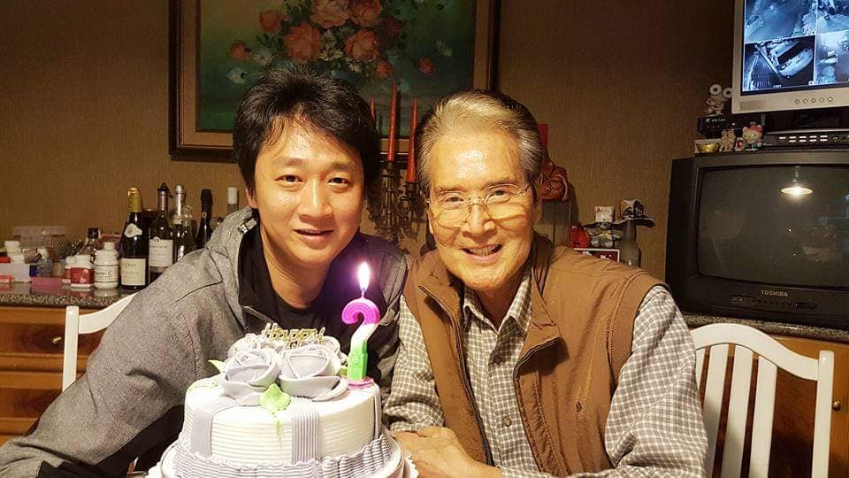 染肝炎消失10年！81歲石英「拄拐杖現身街頭」近況曝　「三代同堂享天倫樂」不再拍戲了