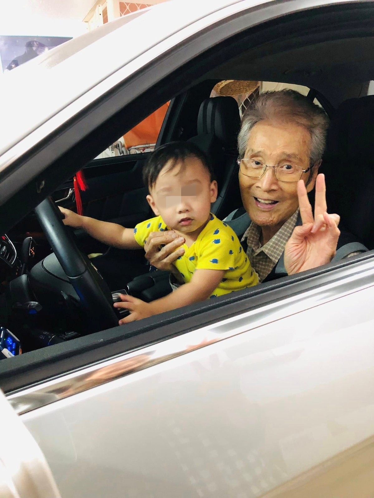染肝炎消失10年！81歲石英「拄拐杖現身街頭」近況曝　「三代同堂享天倫樂」不再拍戲了