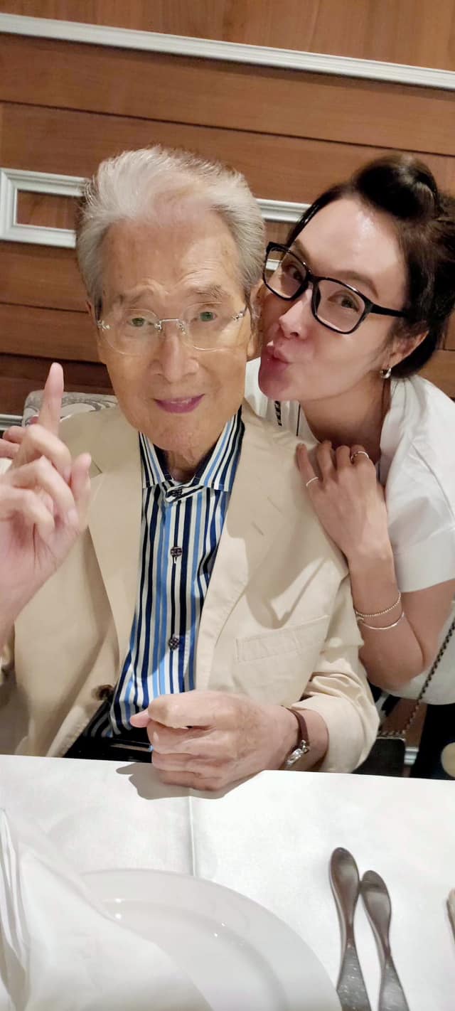 染肝炎消失10年！81歲石英「拄拐杖現身街頭」近況曝　「三代同堂享天倫樂」不再拍戲了