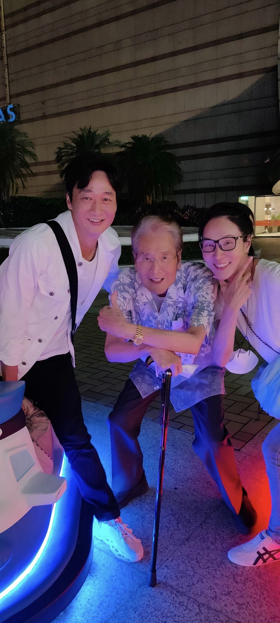 染肝炎消失10年！81歲石英「拄拐杖現身街頭」近況曝　「三代同堂享天倫樂」不再拍戲了