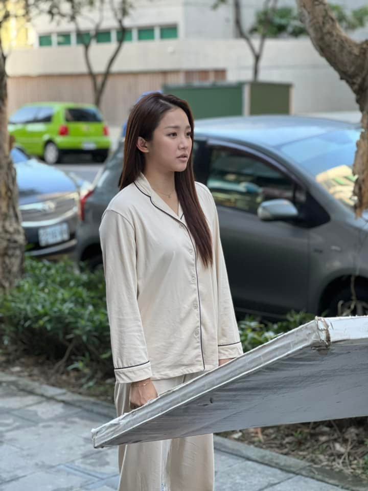 從賓客變老婆！27歲本土女星「6年前參加現任丈夫婚禮」站新娘旁　今傳再婚喜訊「前夫回應了」