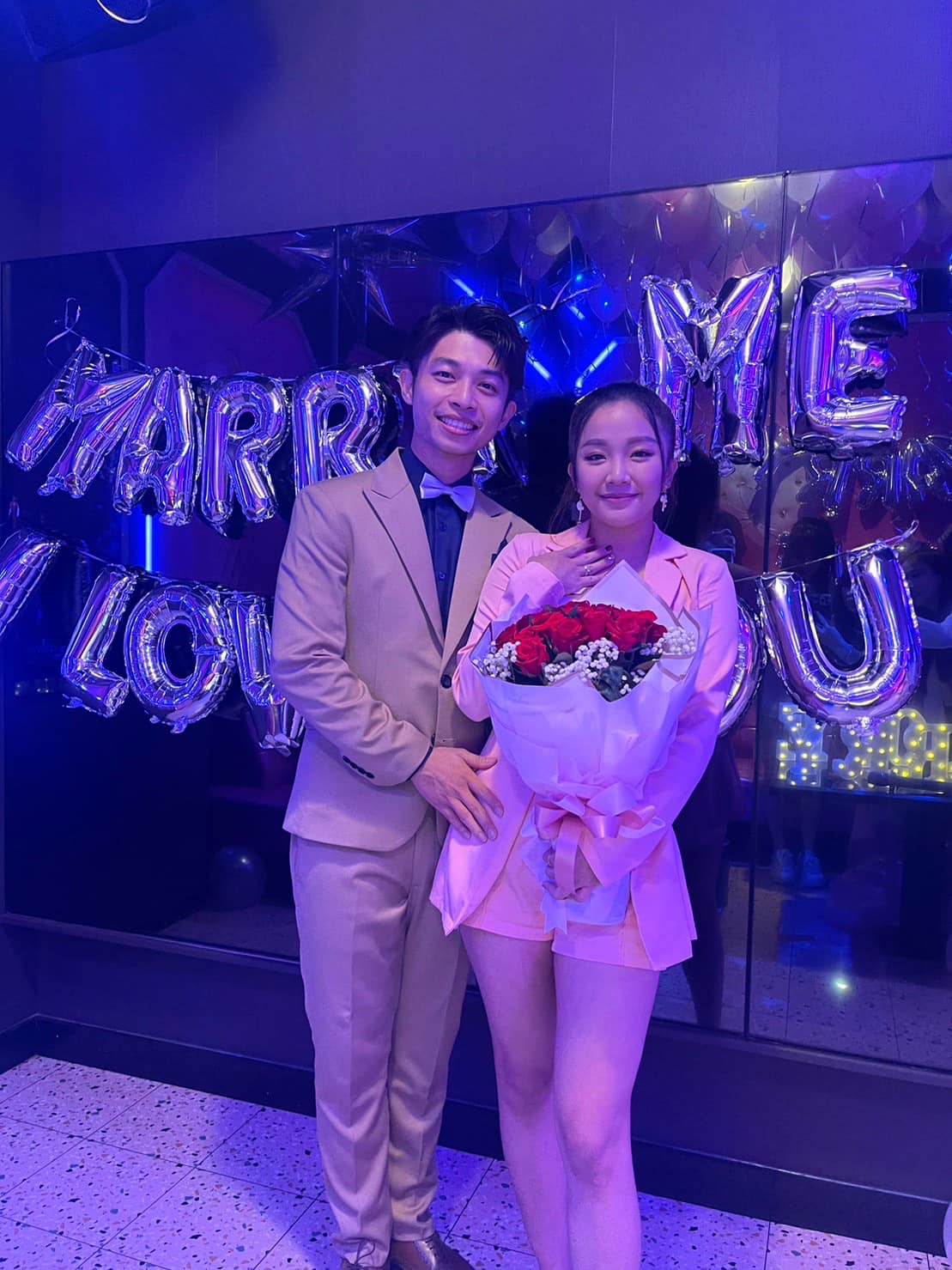 從賓客變老婆！27歲本土女星「6年前參加現任丈夫婚禮」站新娘旁　今傳再婚喜訊「前夫回應了」