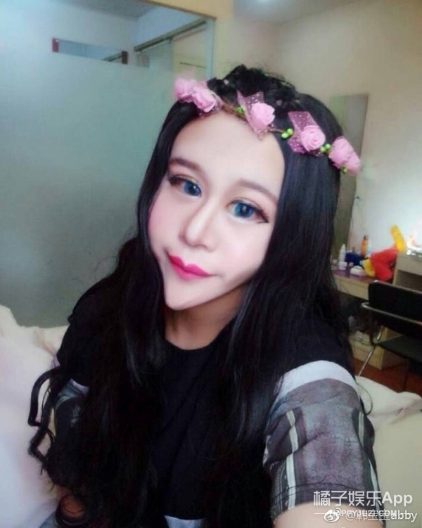 同款錐子臉!蛇精女「想把自己整成芭比」結果超詭異 網友還翻出「她竟是男兒身」現況曝光