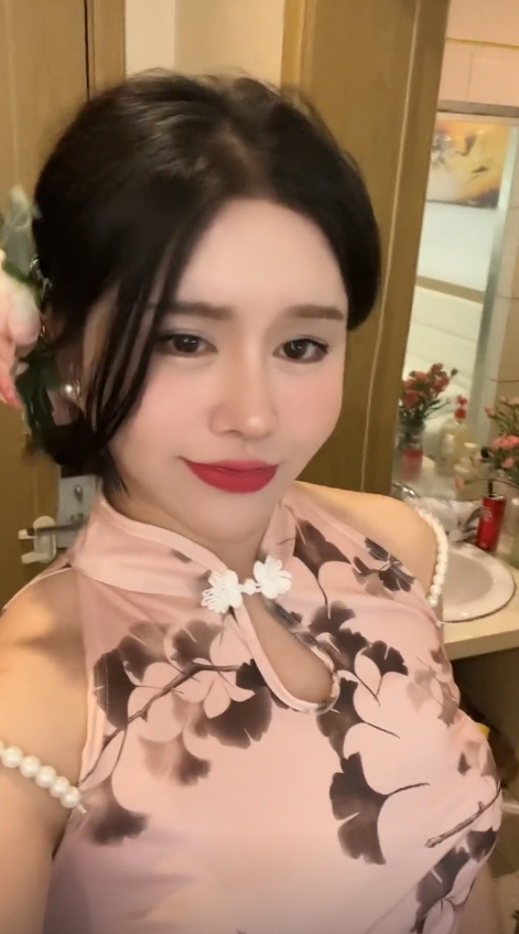 同款錐子臉!蛇精女「想把自己整成芭比」結果超詭異 網友還翻出「她竟是男兒身」現況曝光