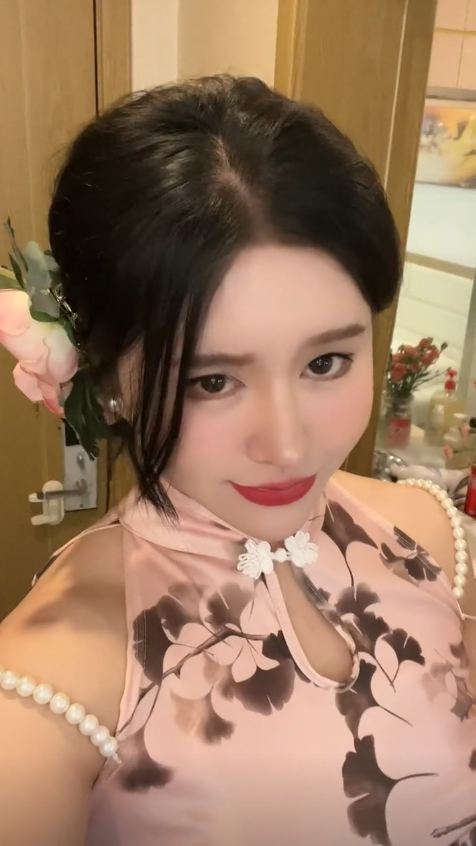 同款錐子臉!蛇精女「想把自己整成芭比」結果超詭異 網友還翻出「她竟是男兒身」現況曝光