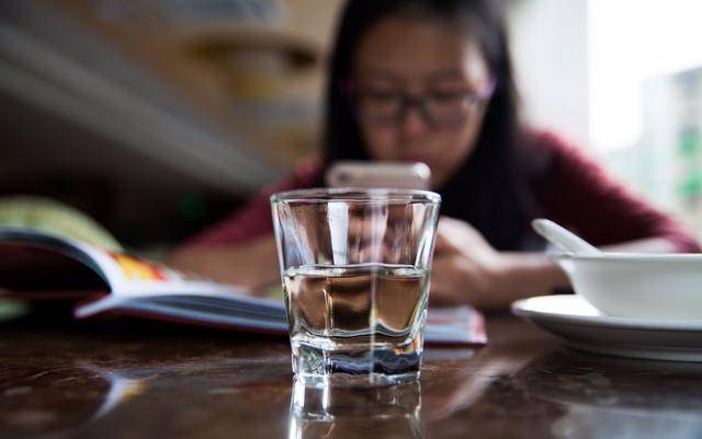 哥和嫂子空手來蹭飯！飯桌上嫂子說沒話費「拿我手機打電話」　他們走後「點開手機」我淚如雨下