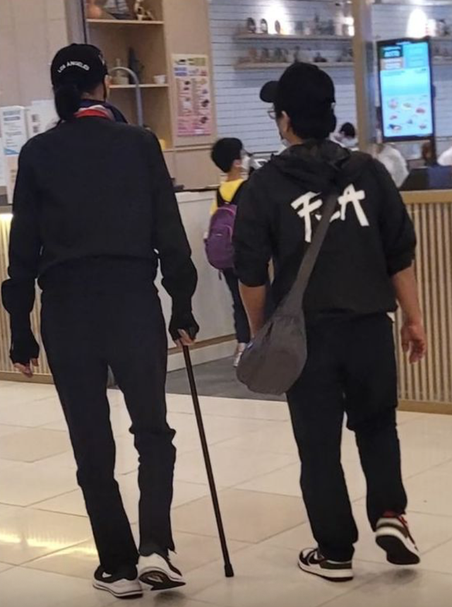 剛奪影帝大獎！86歲大咖男星「罕見撐拐杖現身」被粉絲目擊　1舉動「力破中風傳言」真實狀態曝光