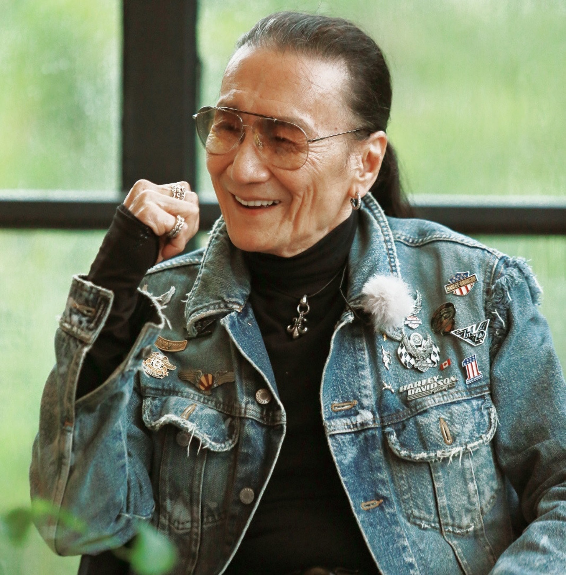 剛奪影帝大獎！86歲大咖男星「罕見撐拐杖現身」被粉絲目擊　1舉動「力破中風傳言」真實狀態曝光