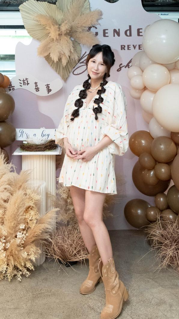 嫁作台灣媳婦3年！八點檔女星挺6個月孕肚「驚喜揭開寶寶性別」　方馨現場驚呼：媽媽太會藏了