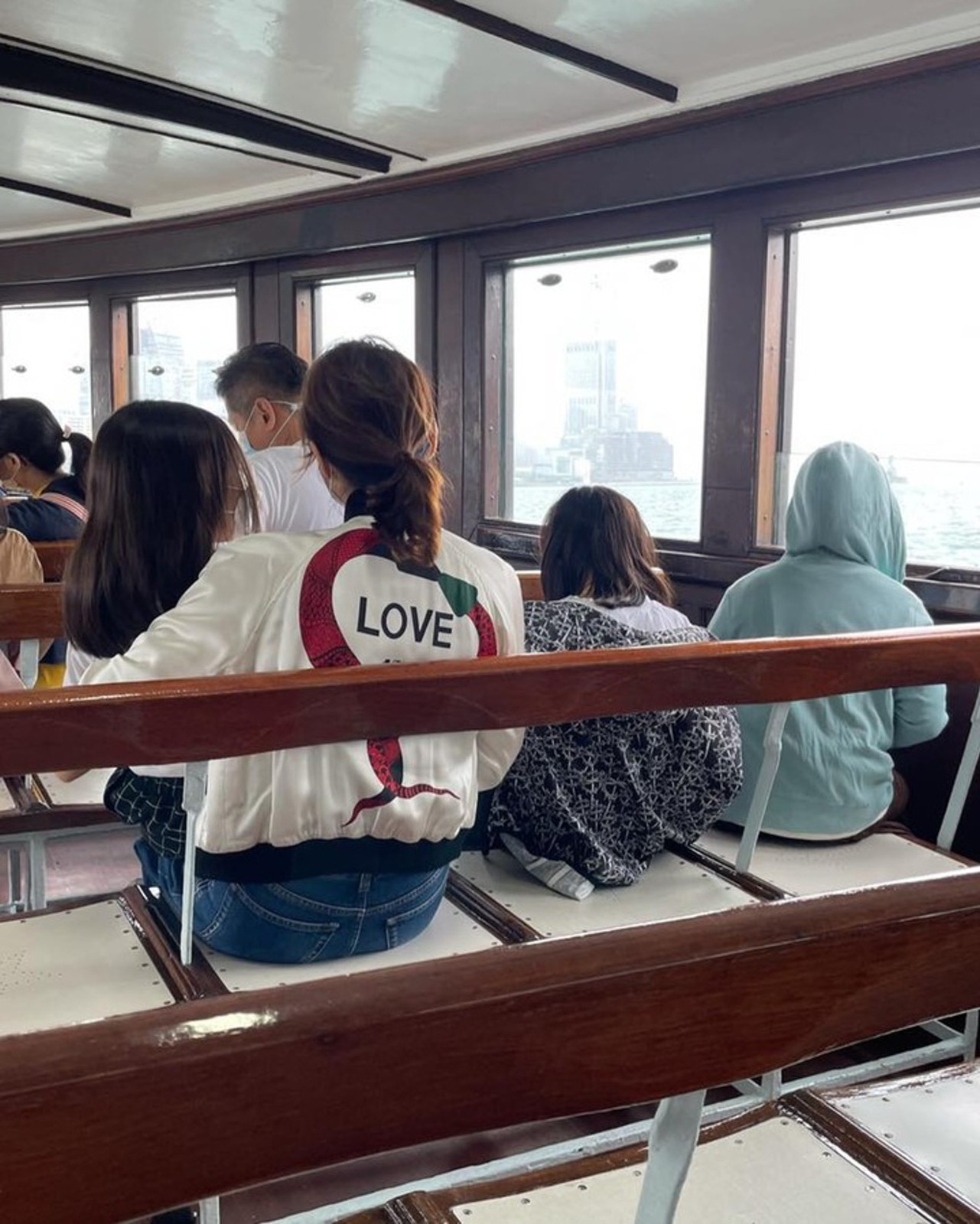 接地氣！51歲知名女星「帶兒女搭渡輪」親民模樣曝光　「皮膚細緻如少女」優雅依舊